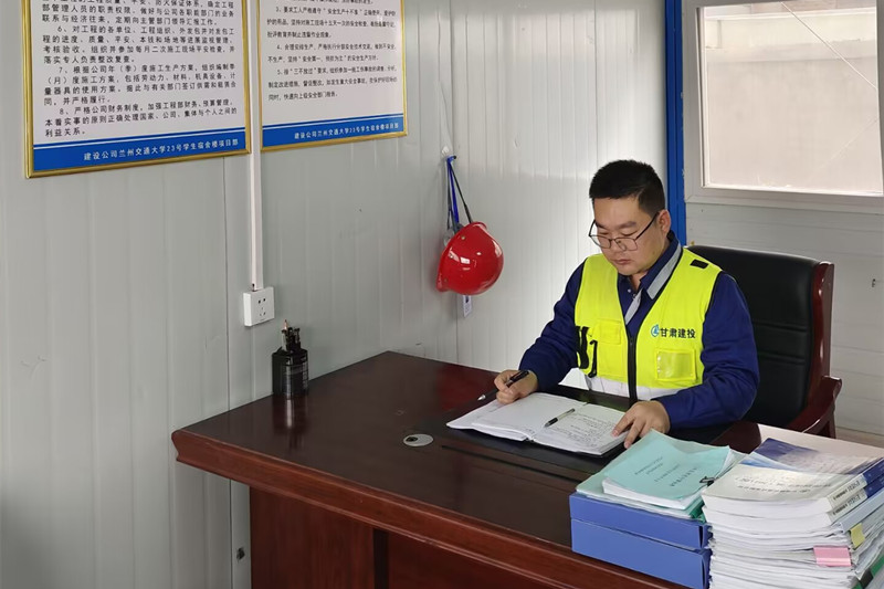 蘭州交大23號學(xué)生公寓項(xiàng)目經(jīng)理 高隆.jpg